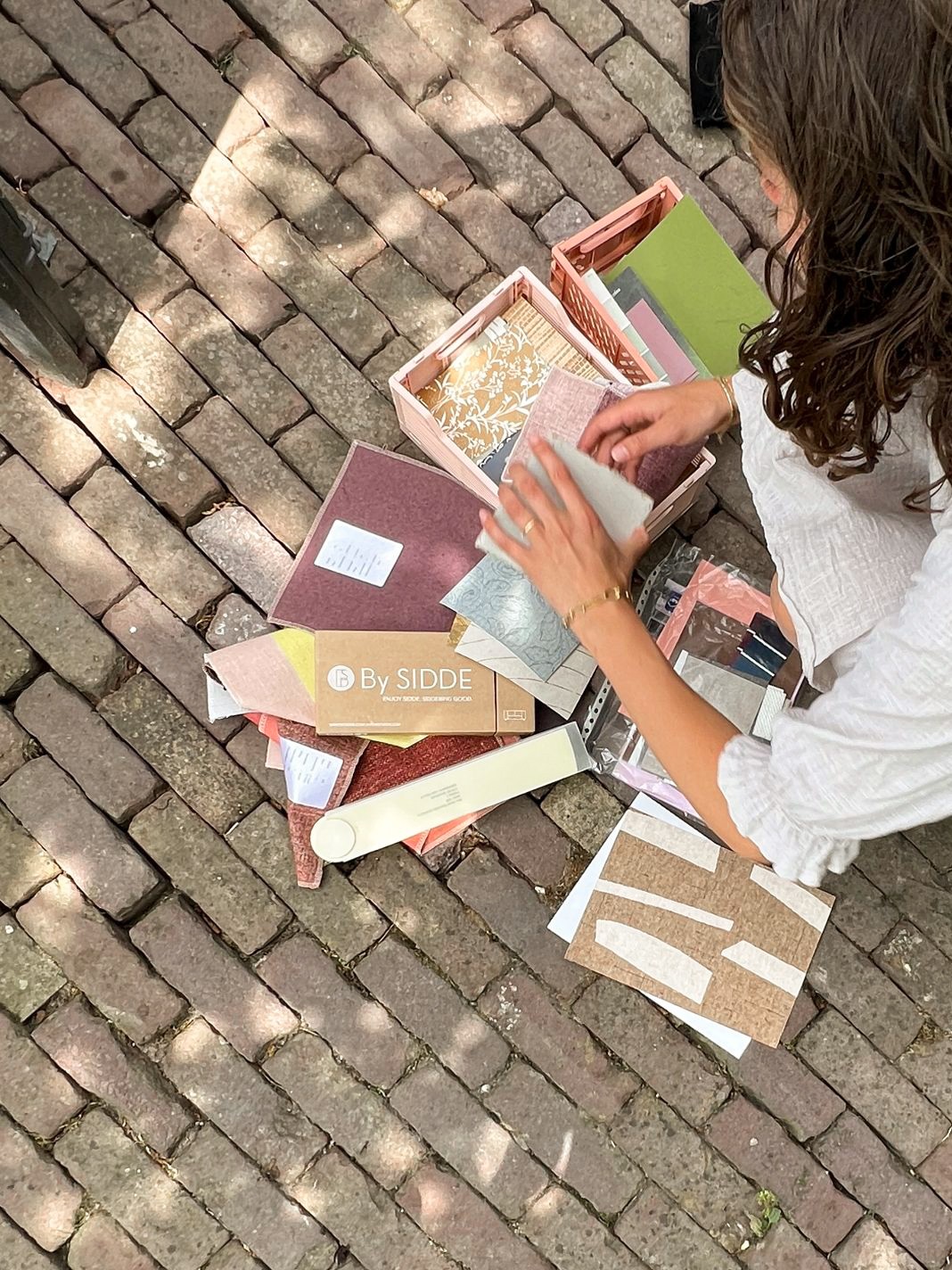 Inschakelen van een interieurstylist voor een sfeervolle woonkamerindeling