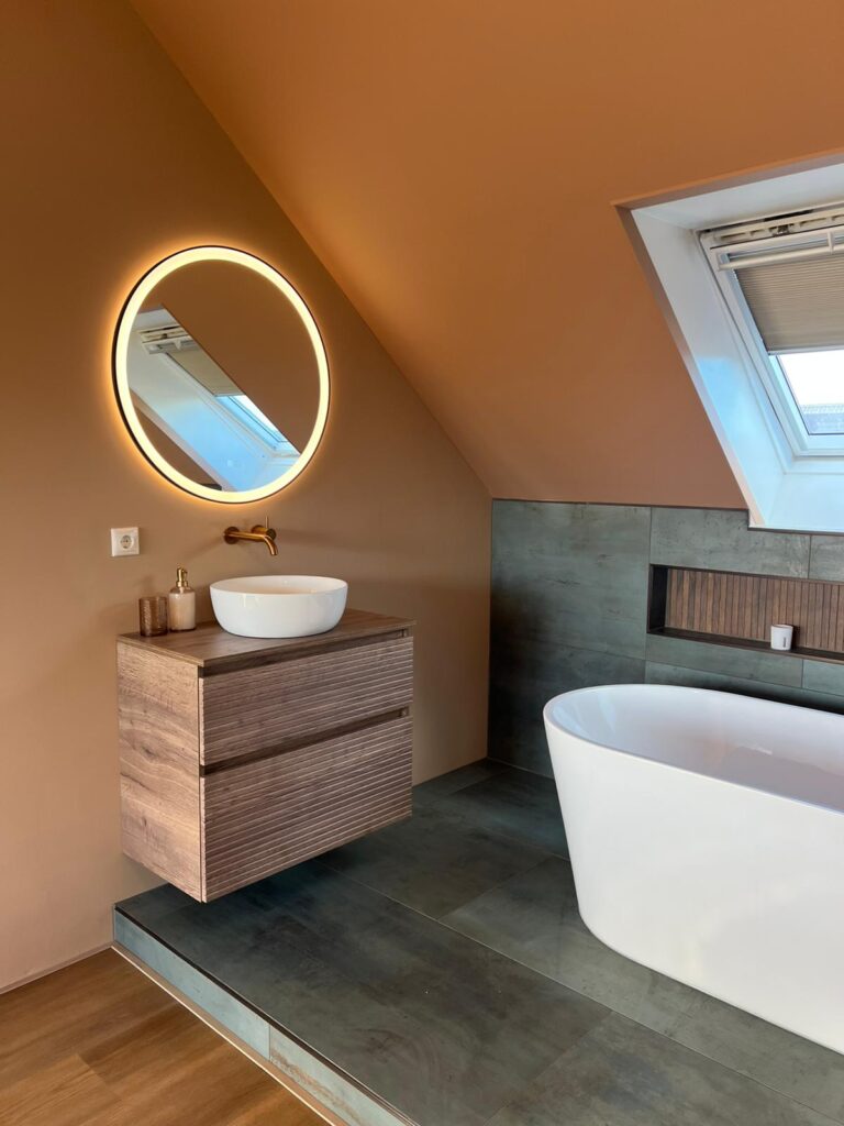 Droomslaapkamer in Heerenveen met terracotta kleuren en maatwerkbankje 1