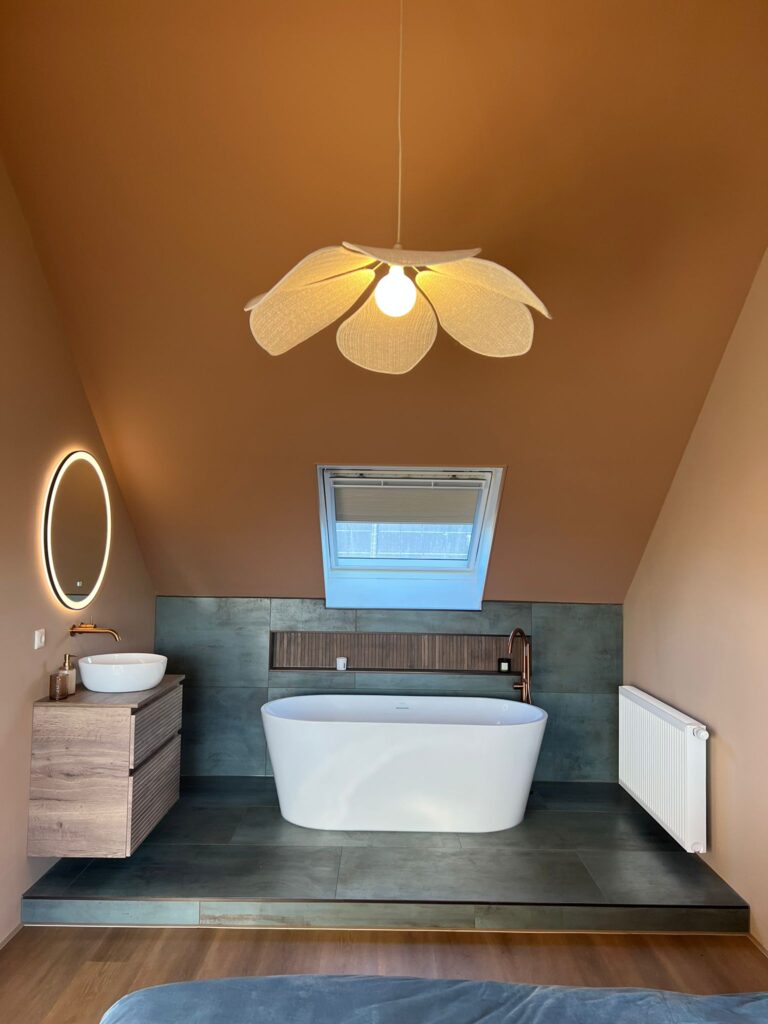 Droomslaapkamer in Heerenveen met terracotta kleuren en maatwerkbankje 2