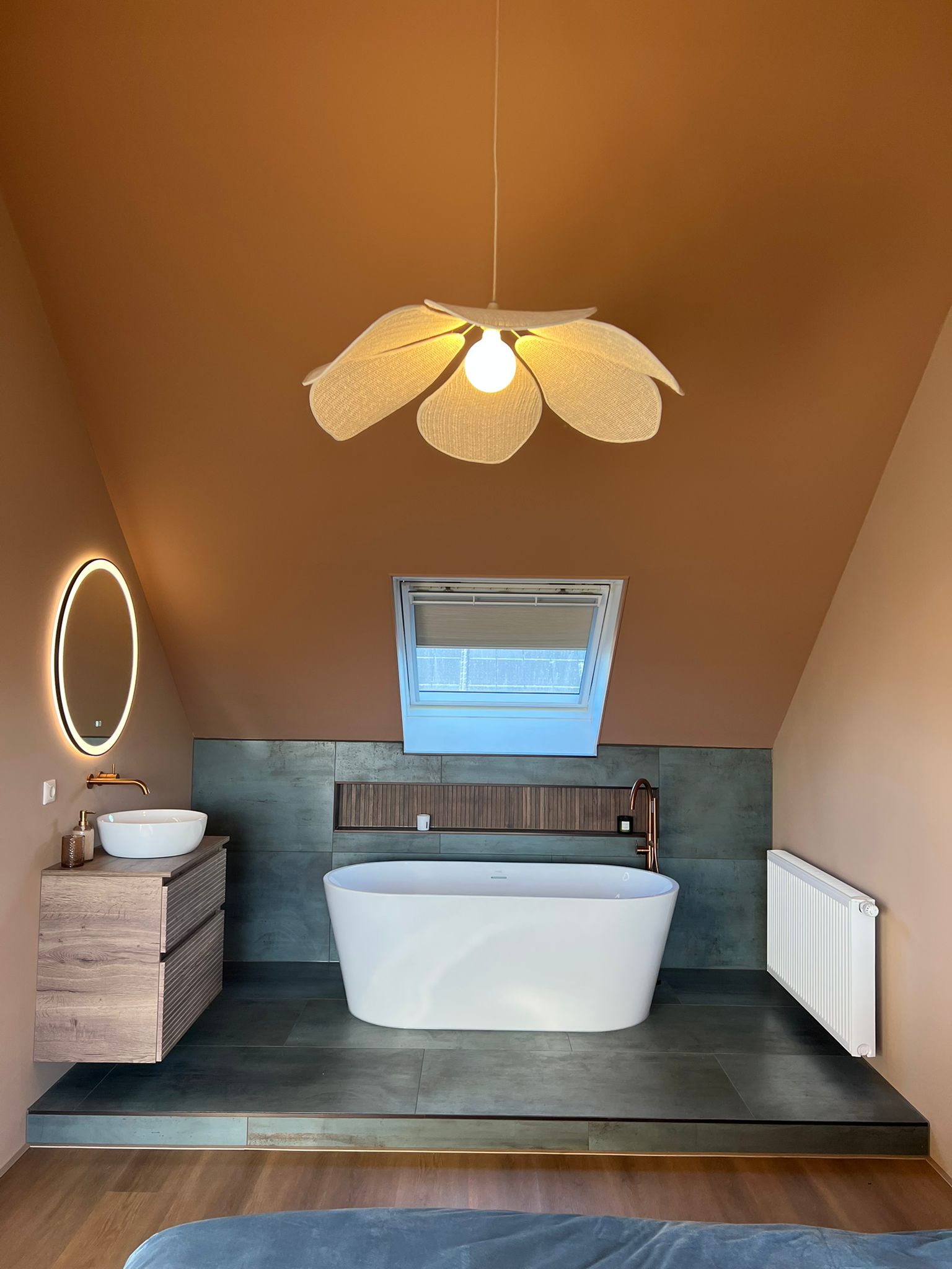 Droomslaapkamer in Heerenveen met terracotta kleuren en maatwerkbankje 2