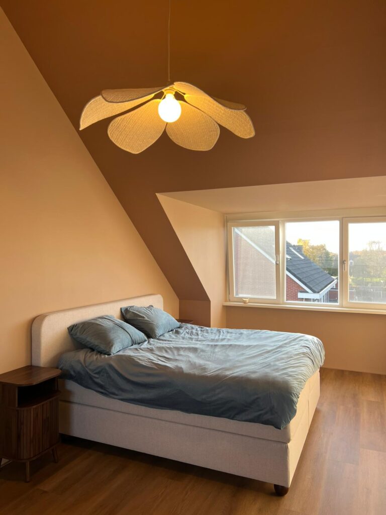 Droomslaapkamer in Heerenveen met terracotta kleuren en maatwerkbankje 3