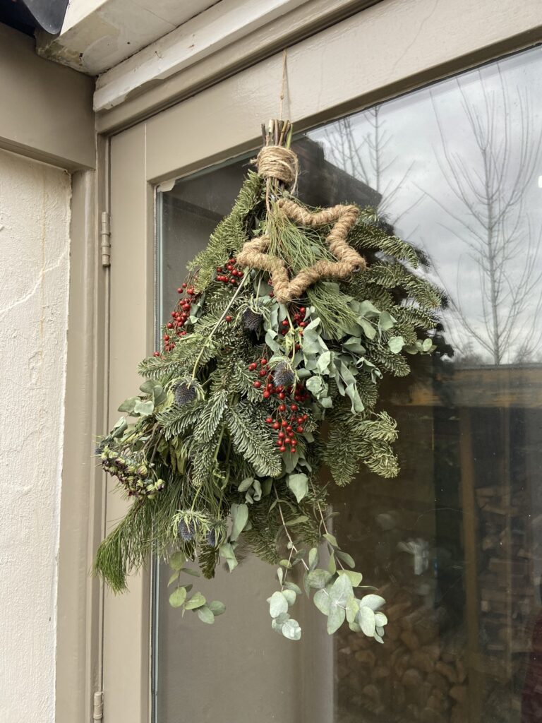 Kersttoef aan de voordeur